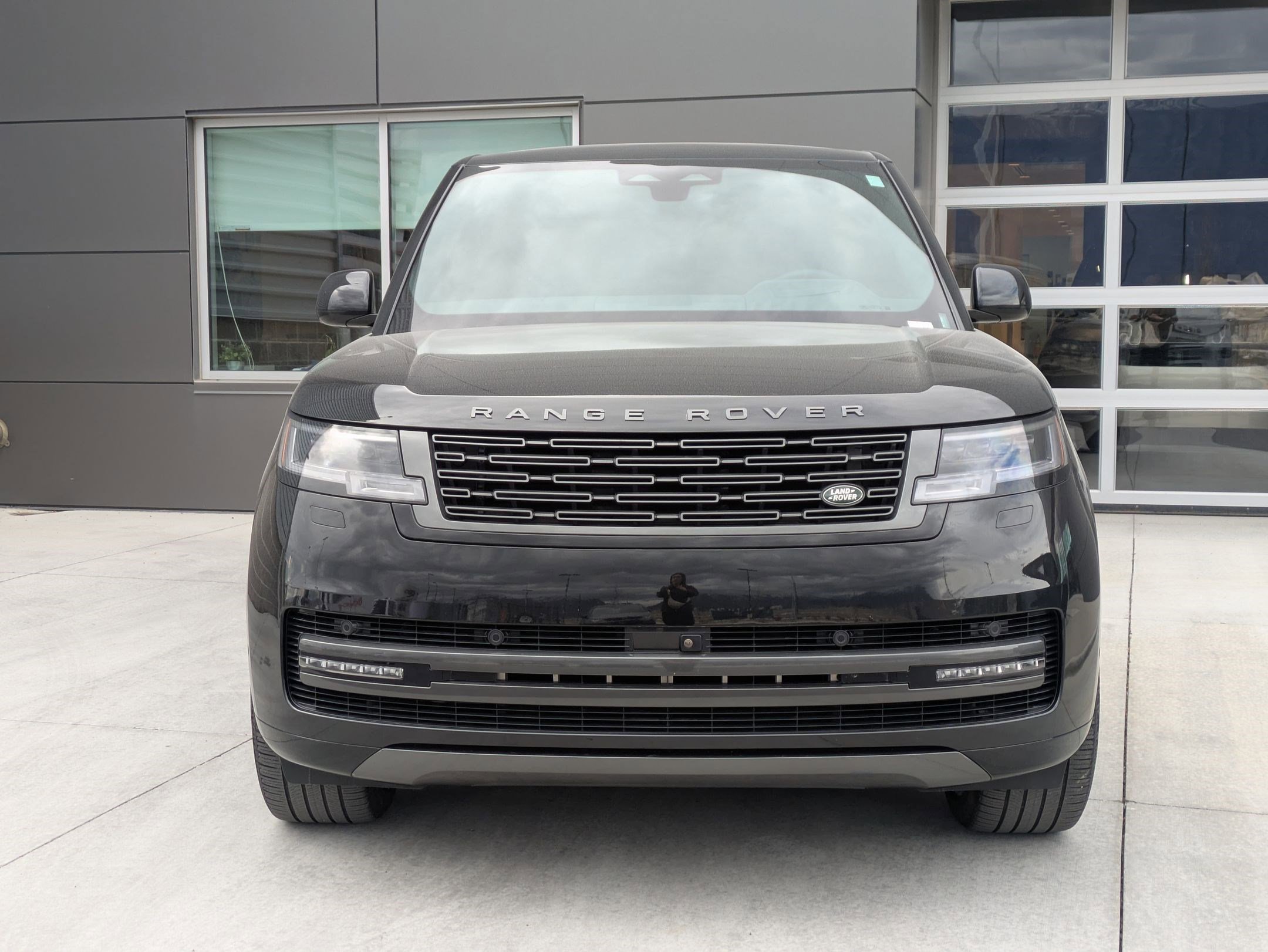Used 2024 Land Rover Range Rover SE image 2