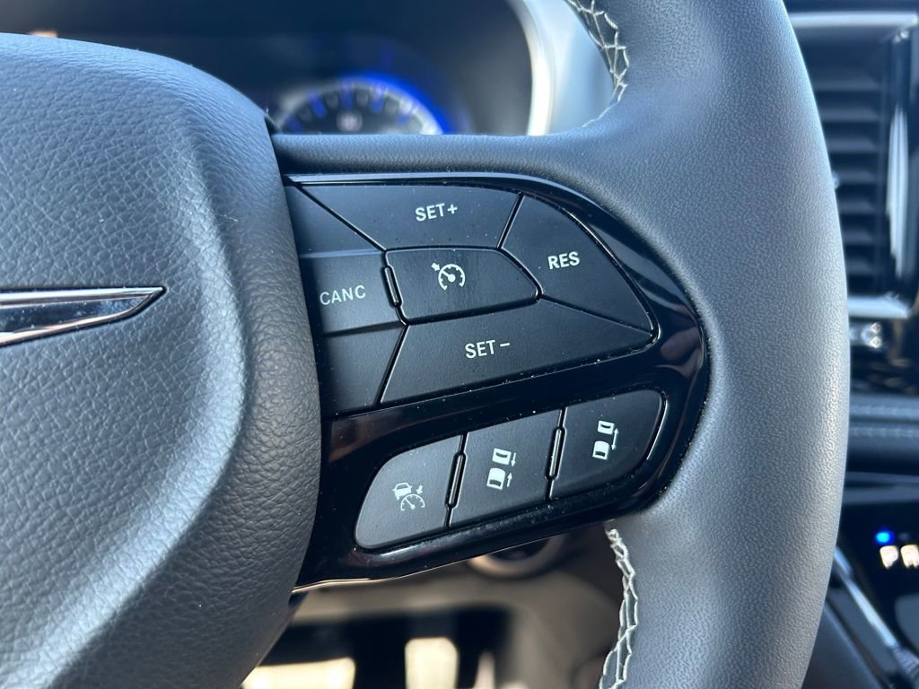 Certified 2025 Chrysler Pacifica Limited image 17