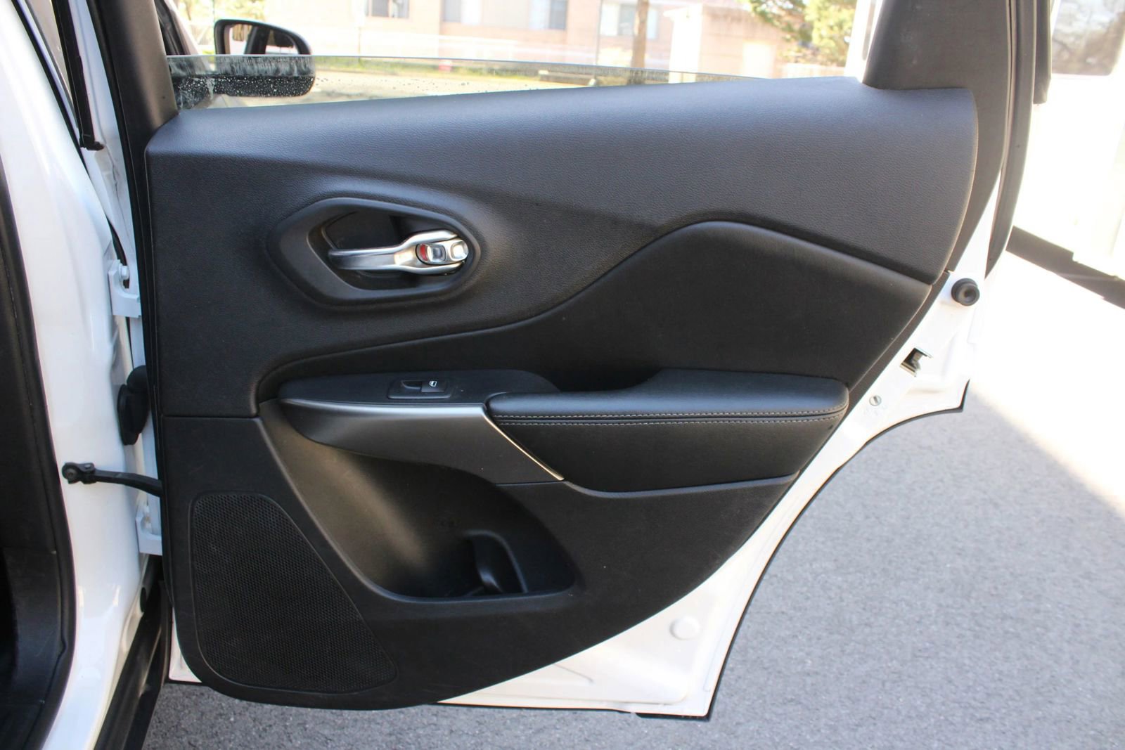 Used 2020 Jeep Cherokee Latitude FWD image 23