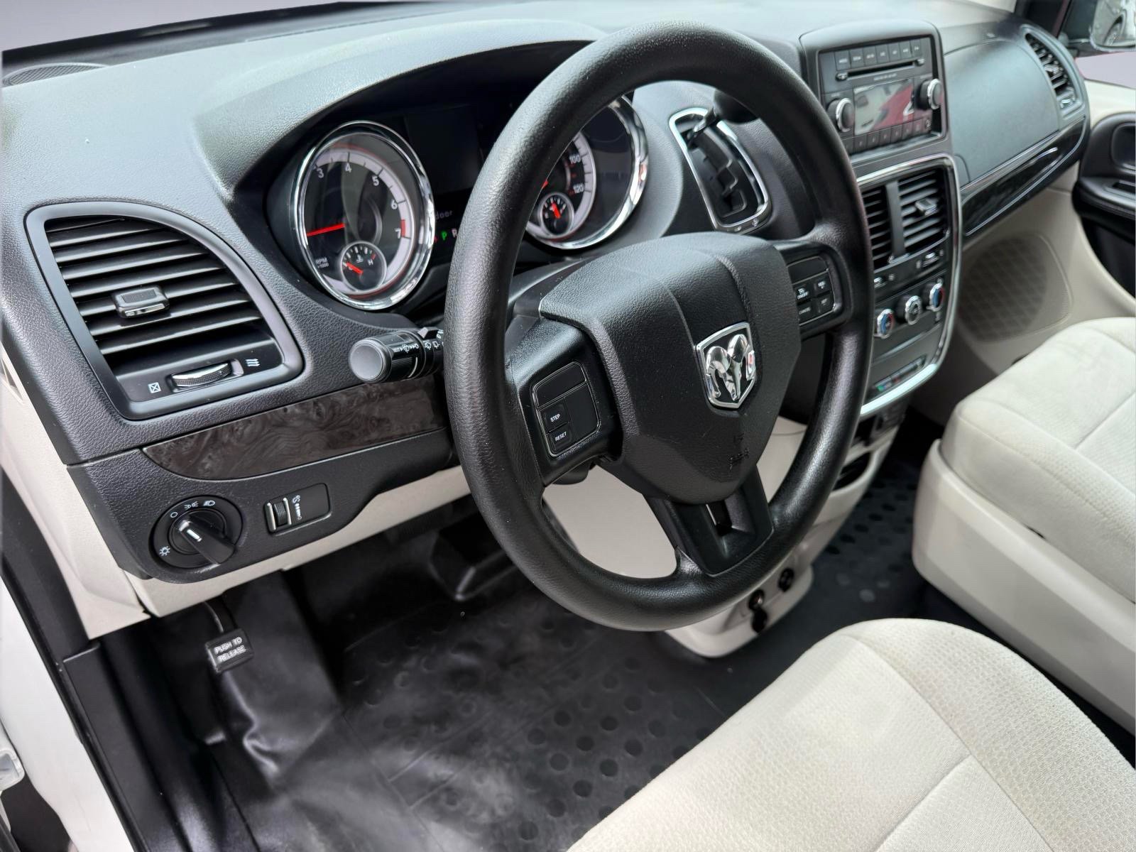 Used 2013 RAM C/V Tradesman FWD image 16