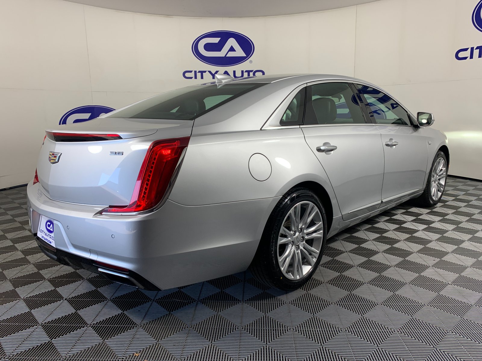 Used 2018 Cadillac XTS Luxury FWD image 3
