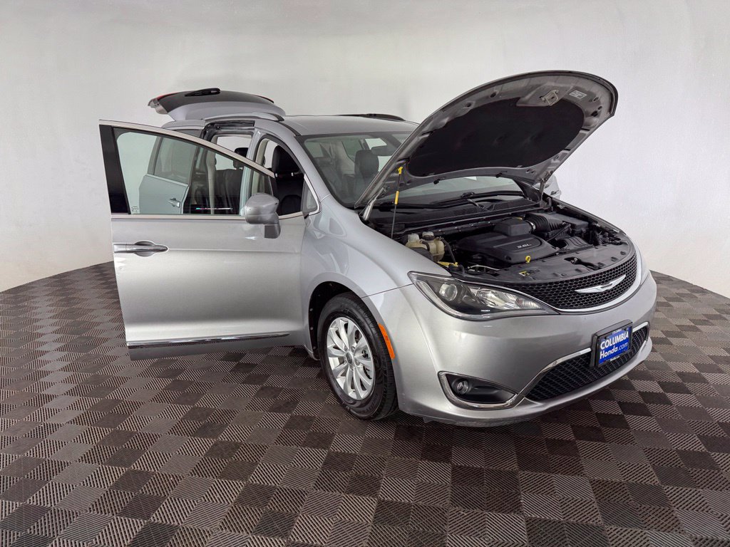 Used 2018 Chrysler Pacifica Touring-L FWD image 11