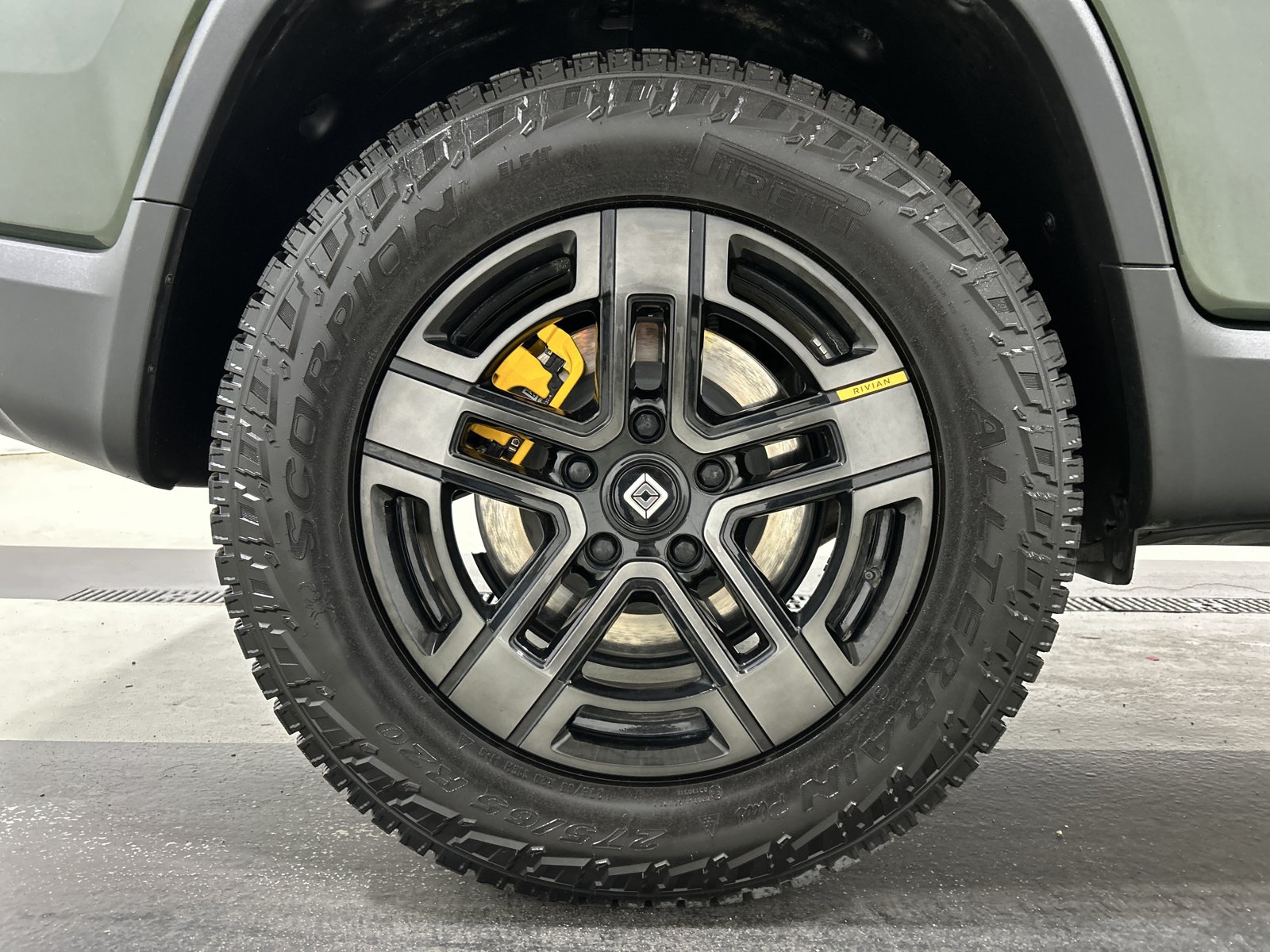 Used 2025 Rivian R1T Premium AWD/4WD image 12