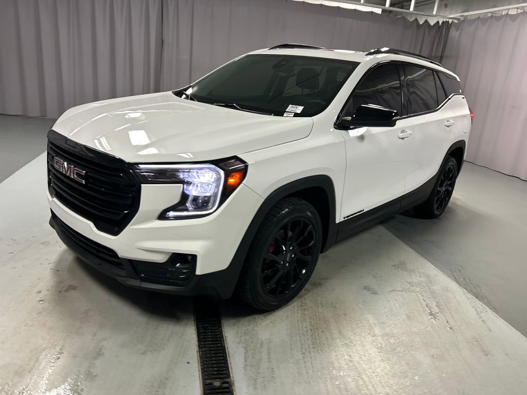 Used 2024 GMC Terrain SLT w/ Elevation Edition image 3