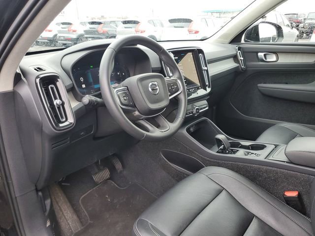 Used 2025 Volvo XC40 B5 Core image 10