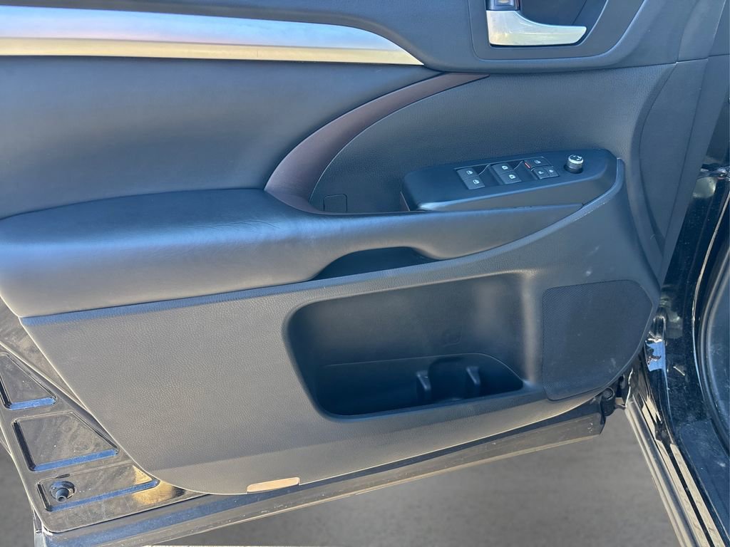 Used 2018 Toyota Highlander XLE w/ Carpet Mat Package (TMS) AWD/4WD image 25