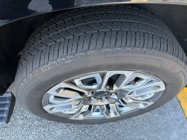Used 2024 GMC Yukon XL Denali Ultimate AWD/4WD image 5