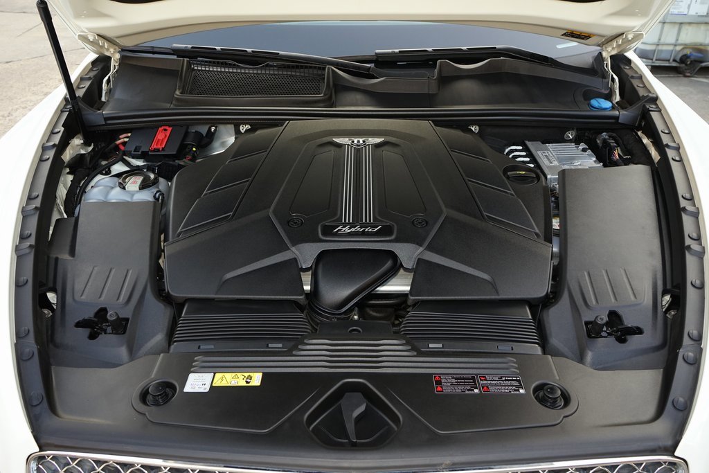 Used 2023 Bentley Bentayga Plug-In Hybrid image 32