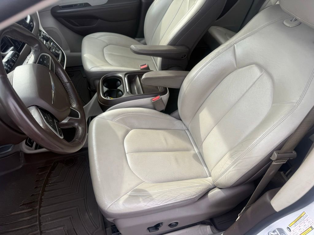 Used 2018 Chrysler Pacifica Touring-L image 12