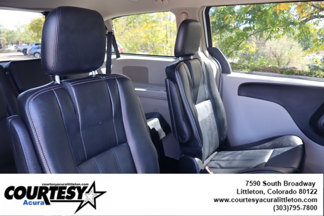 Used 2015 Chrysler Town & Country Touring FWD image 30