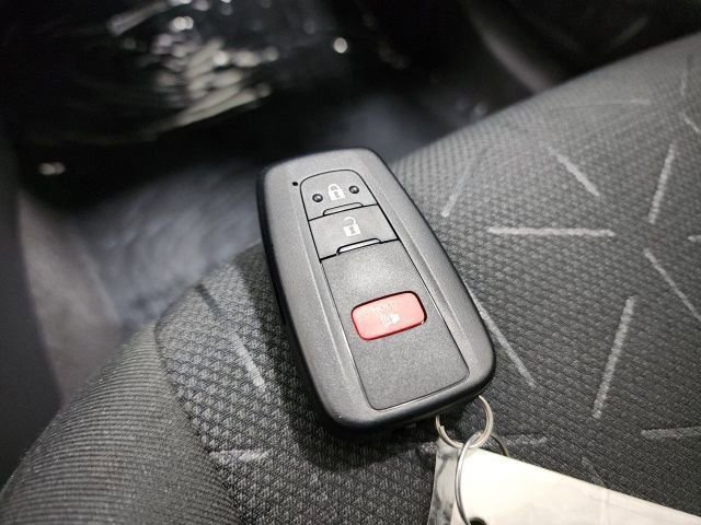 Used 2022 Toyota RAV4 XLE w/ Carpet Mat Package (TMS) image 32