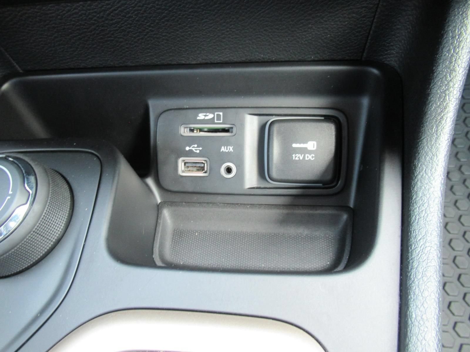 Used 2015 Jeep Cherokee Latitude w/ Cold Weather Group AWD/4WD image 27