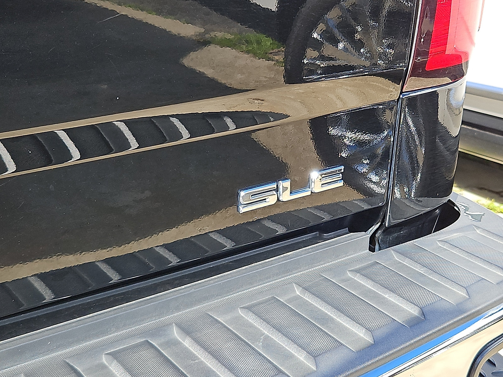 Used 2015 GMC Sierra 1500 SLE w/ SLE Value Package AWD/4WD image 10