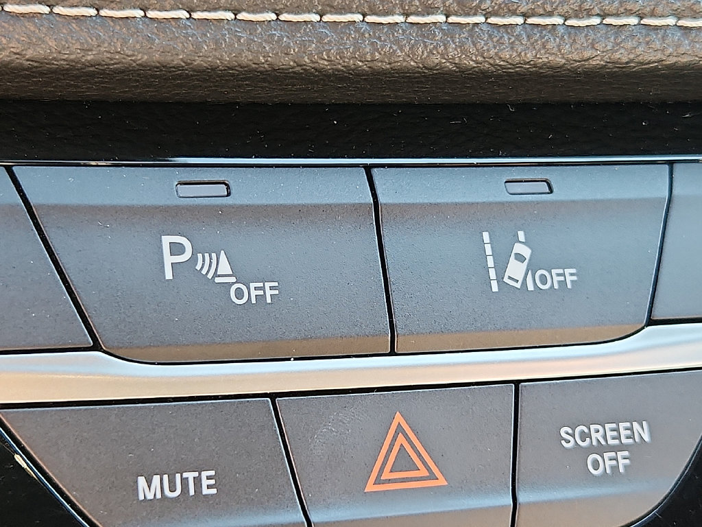 Used 2024 Chrysler Pacifica Premium FWD image 27