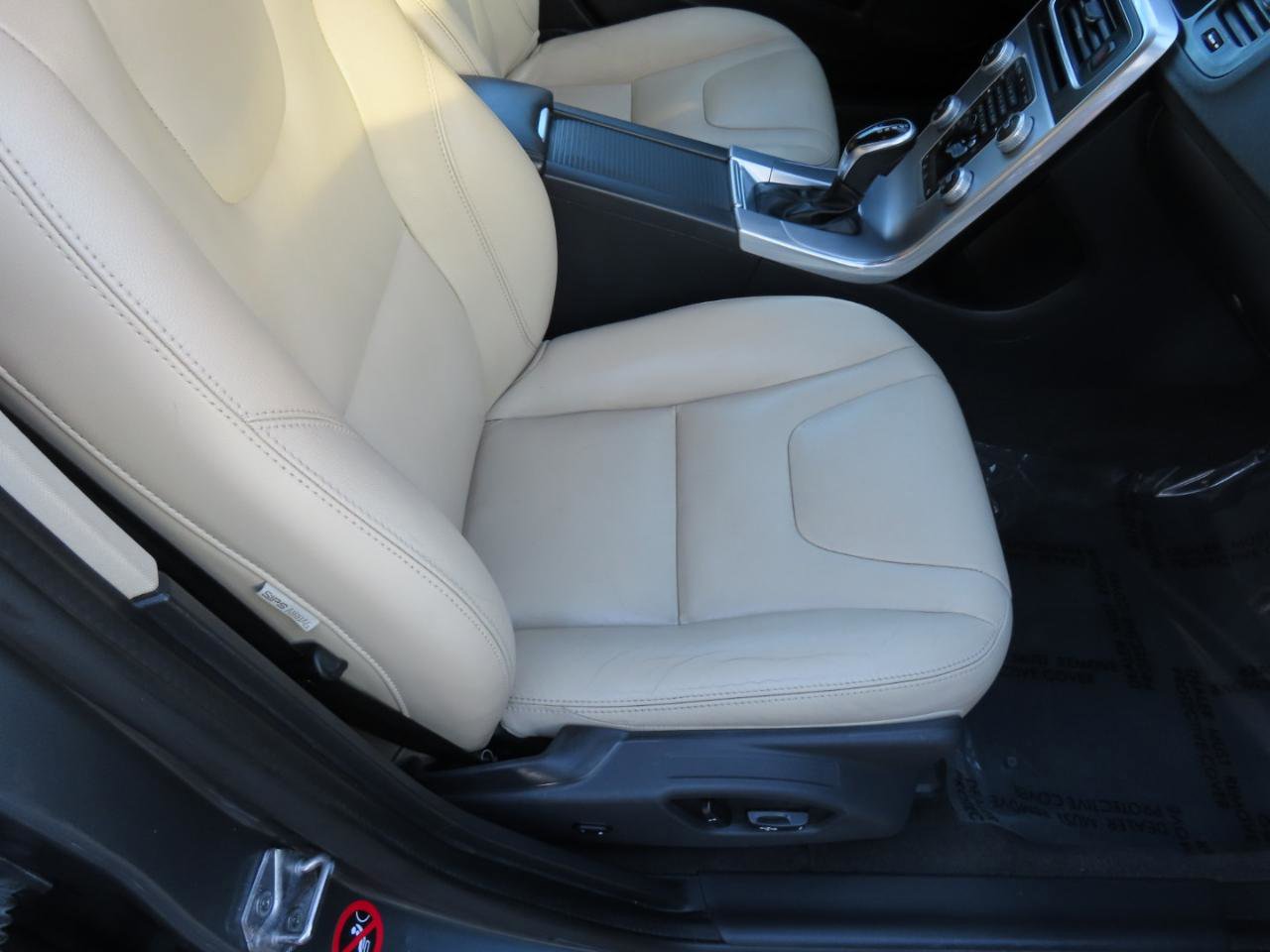 Used 2017 Volvo V60 T5 Cross Country w/ Climate Package image 19