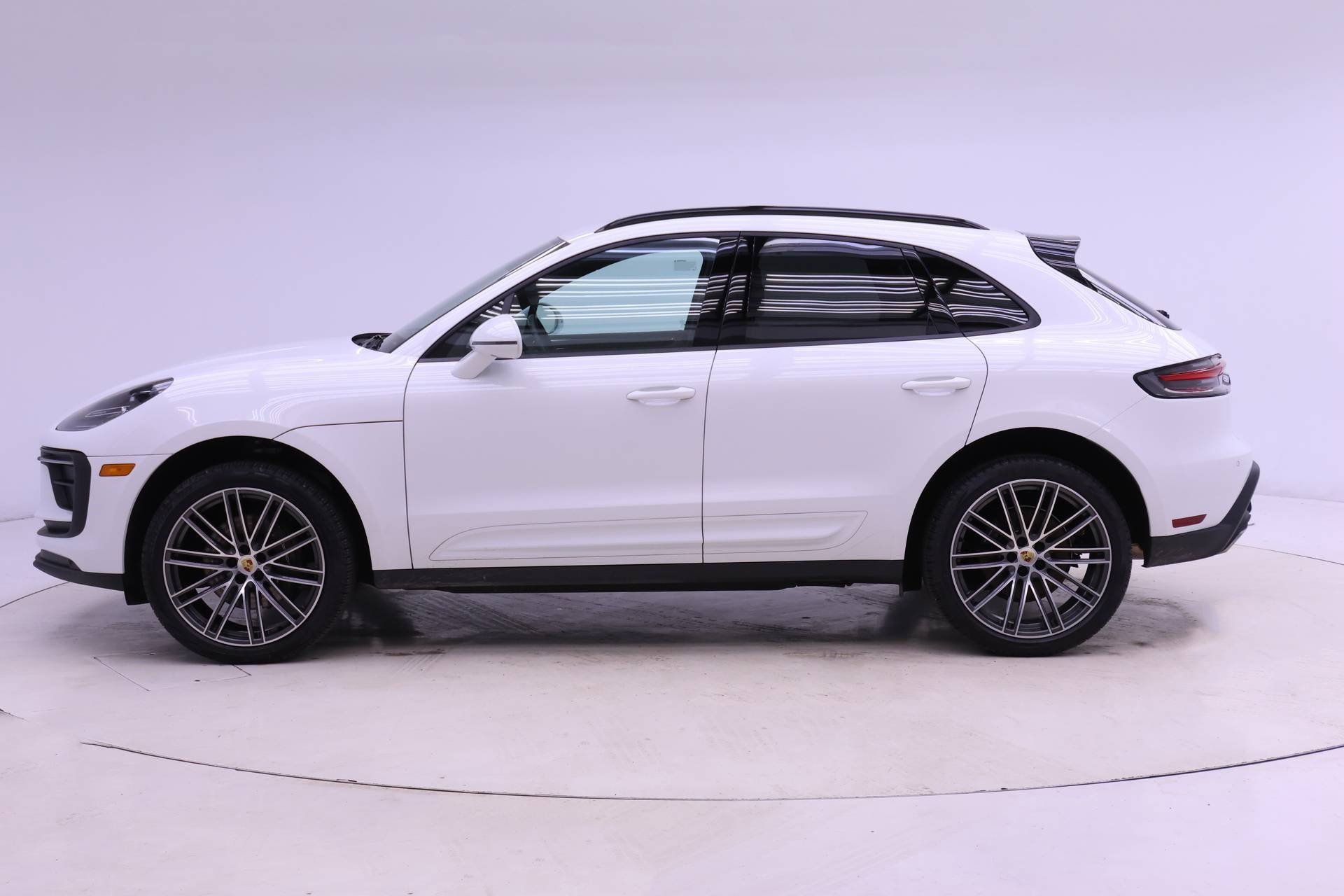 Used 2025 Porsche Macan image 2