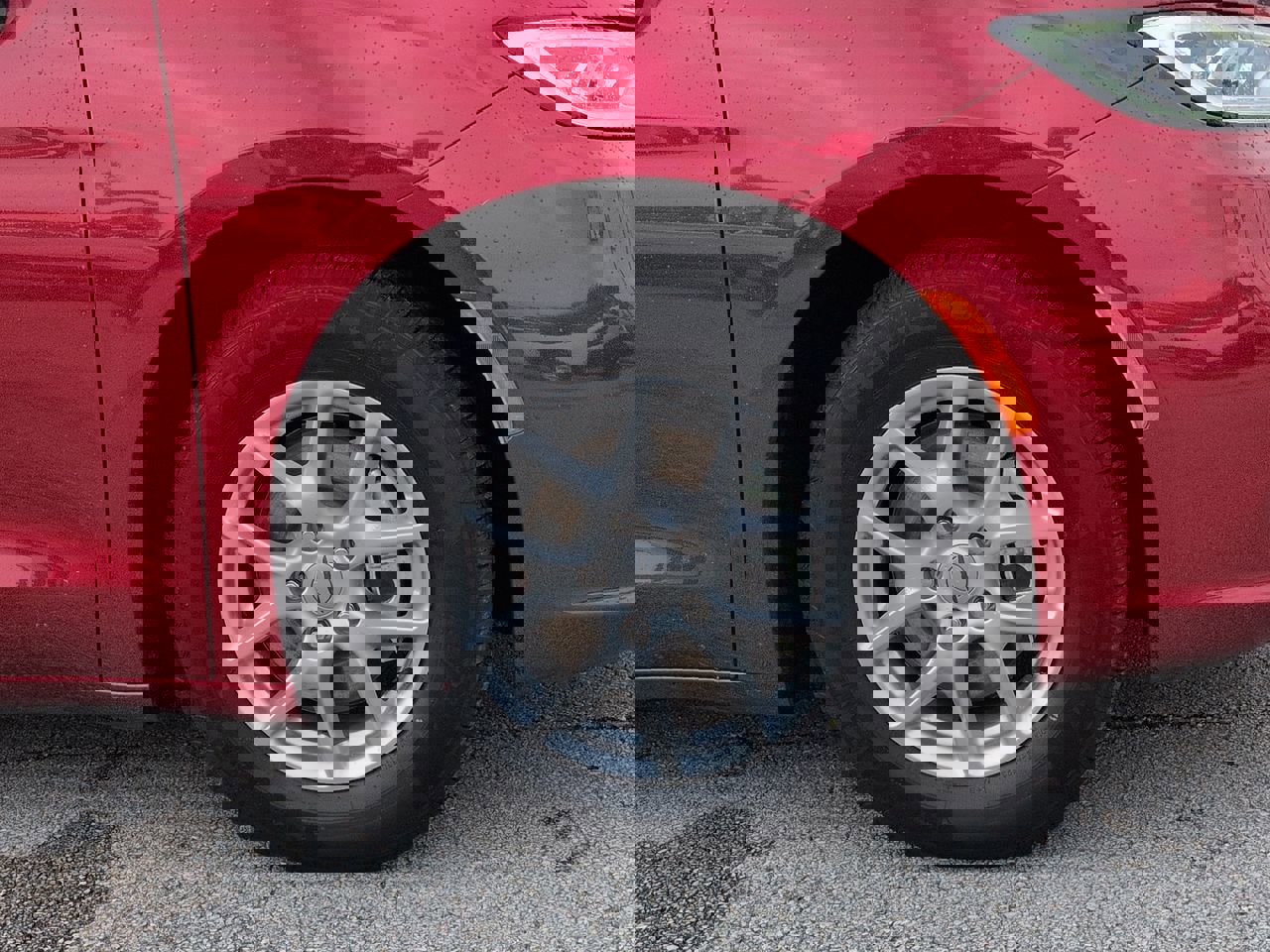 Used 2025 Chrysler Pacifica Select FWD image 10