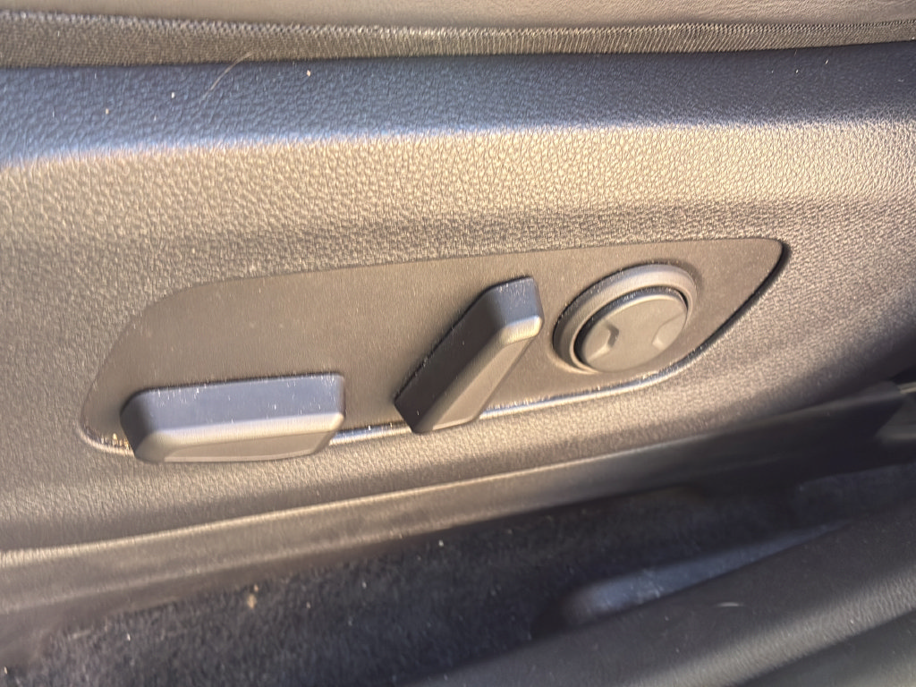 Used 2024 Kia Carnival EX FWD image 14