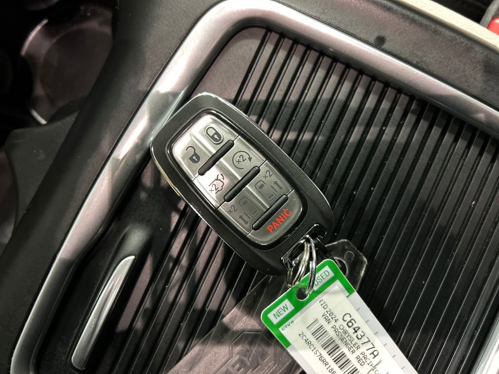 Used 2024 Chrysler Pacifica Select image 22