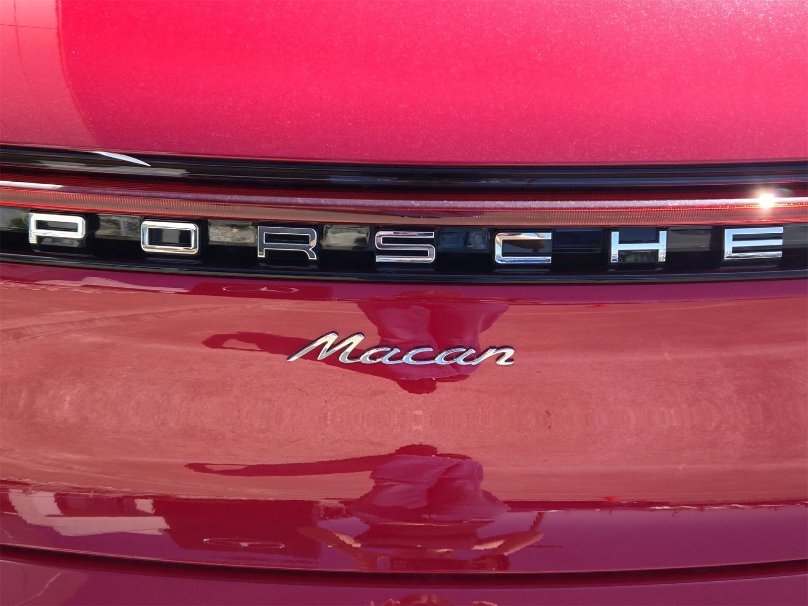 Certified 2025 Porsche Macan image 12