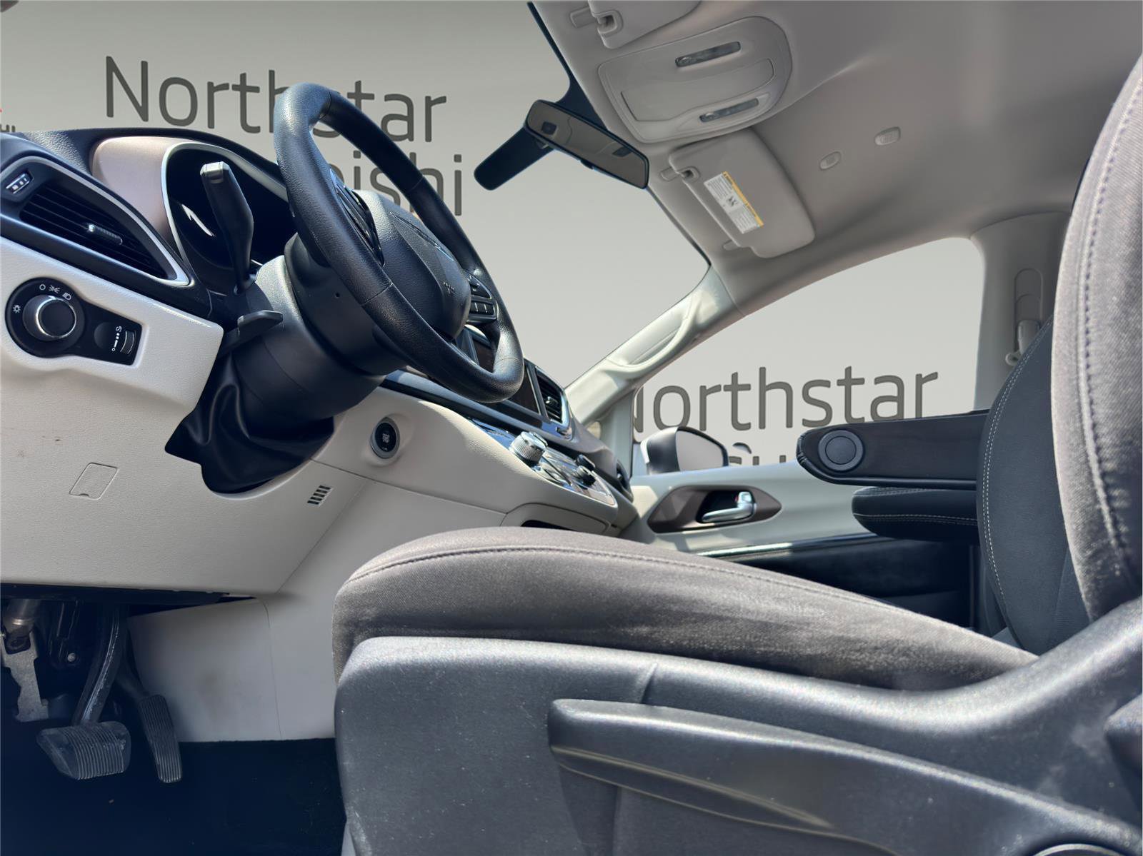 Used 2020 Chrysler Voyager L image 9