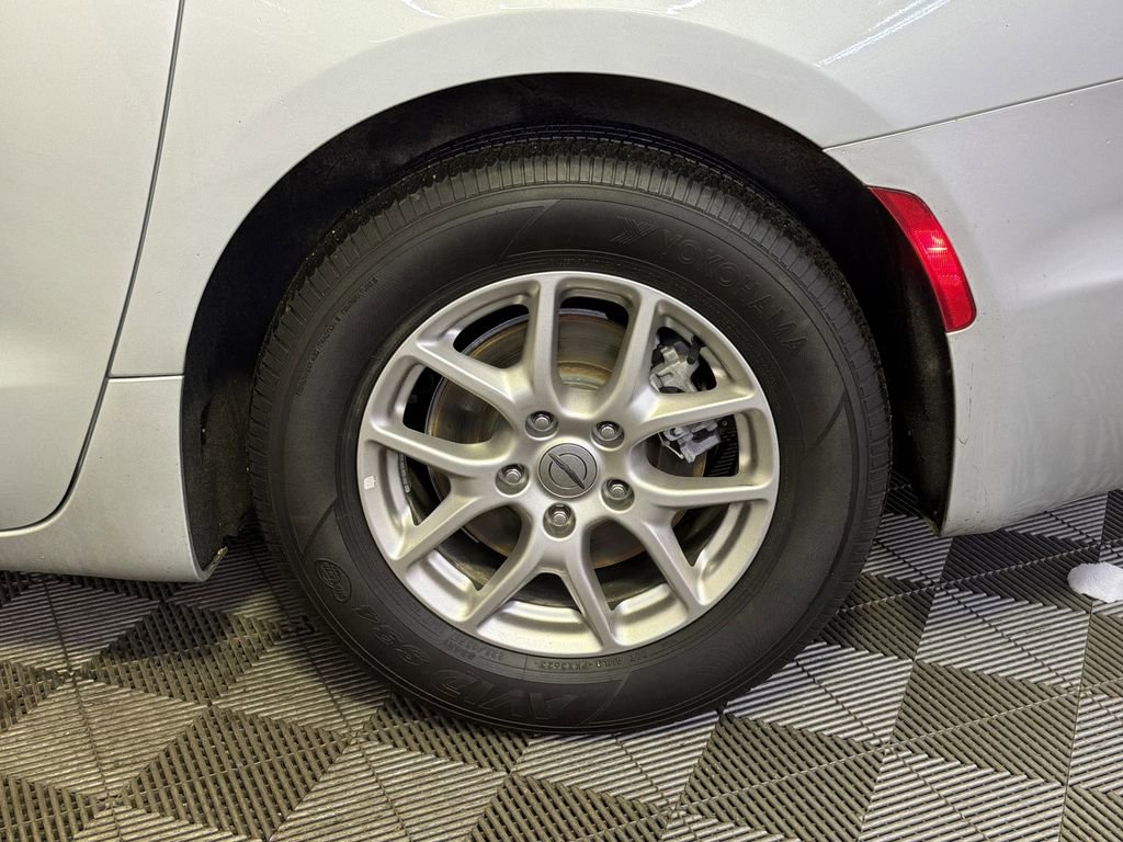 Used 2024 Chrysler Pacifica Touring-L image 8