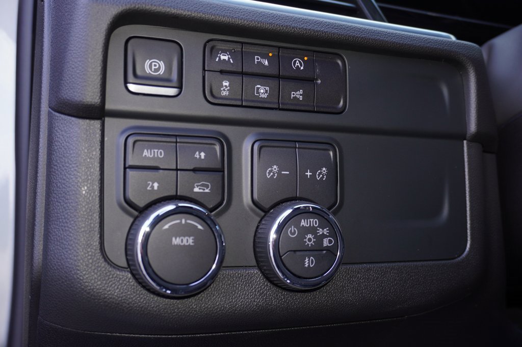 Used 2025 Chevrolet Suburban RST image 18