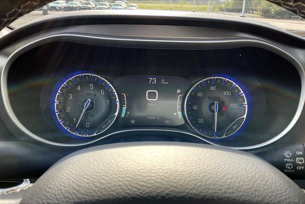 Used 2023 Chrysler Pacifica Touring-L FWD image 16