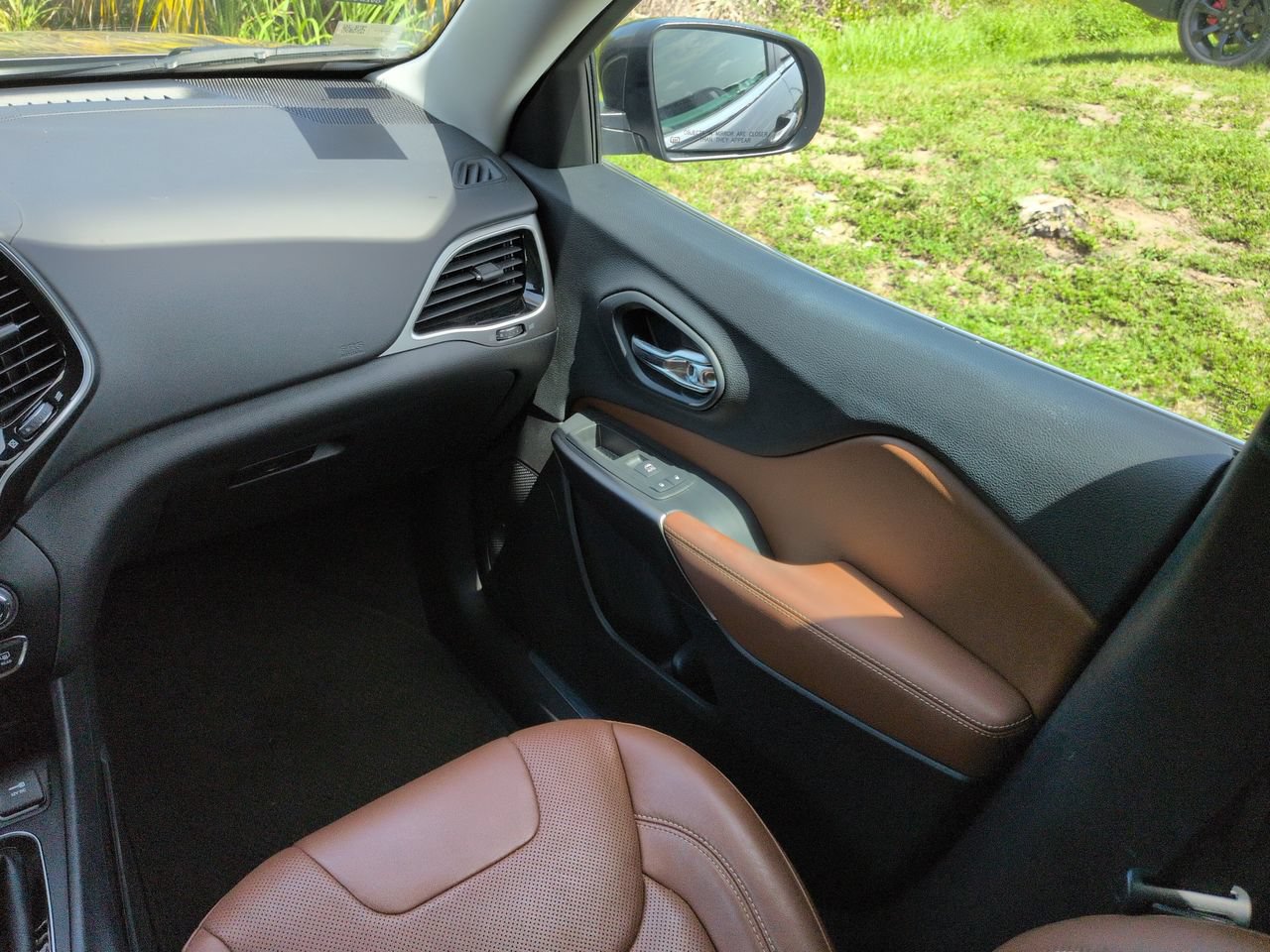 Used 2019 Jeep Cherokee Overland w/ Technology Group FWD image 17
