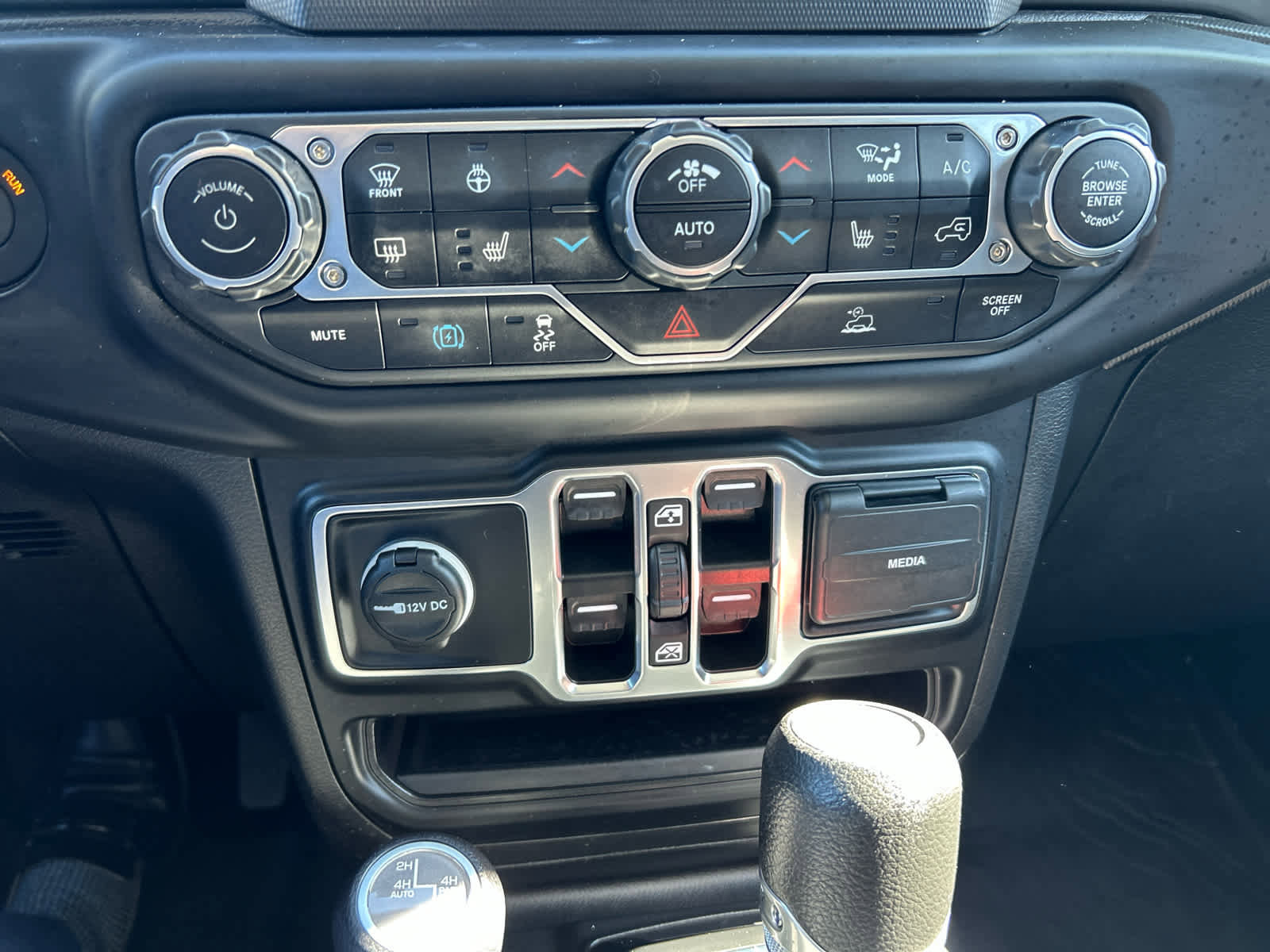 Used 2023 Jeep Wrangler Unlimited w/ Cold Weather Group image 28