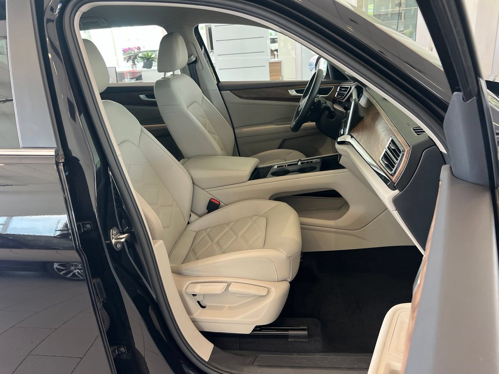 Certified 2026 Volkswagen Atlas SE FWD image 38