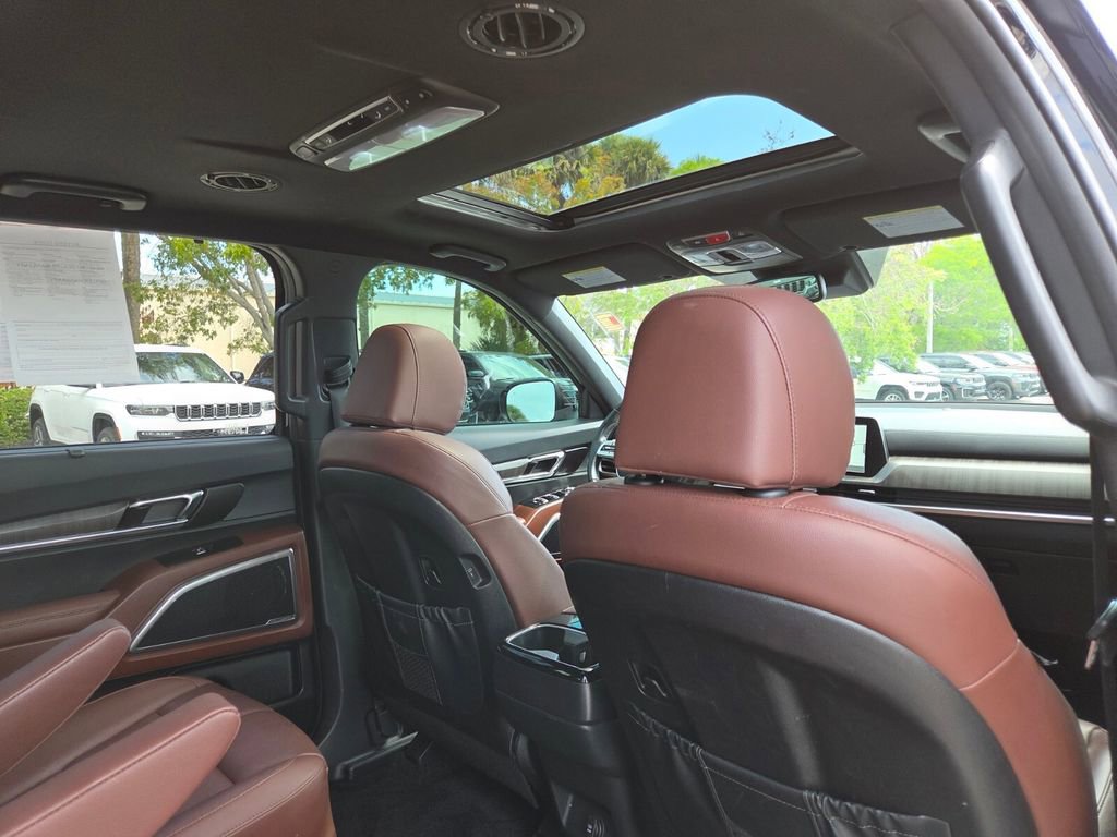 Used 2024 Kia Telluride EX w/ EX Captain's Chair Package FWD image 12