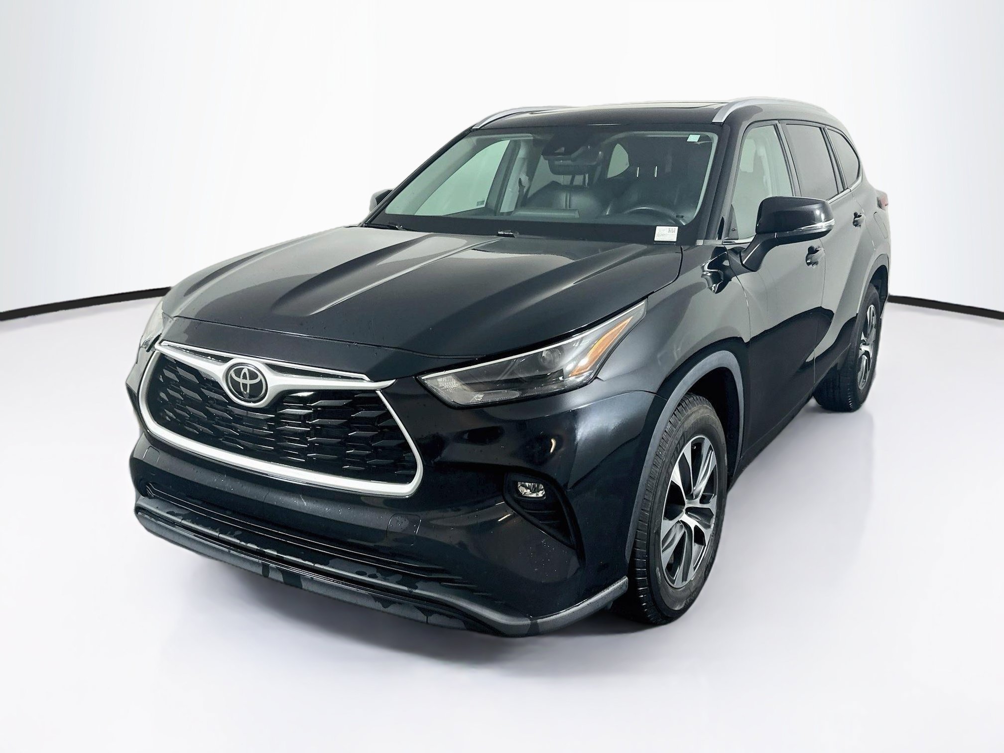 Used 2022 Toyota Highlander XLE FWD image 3