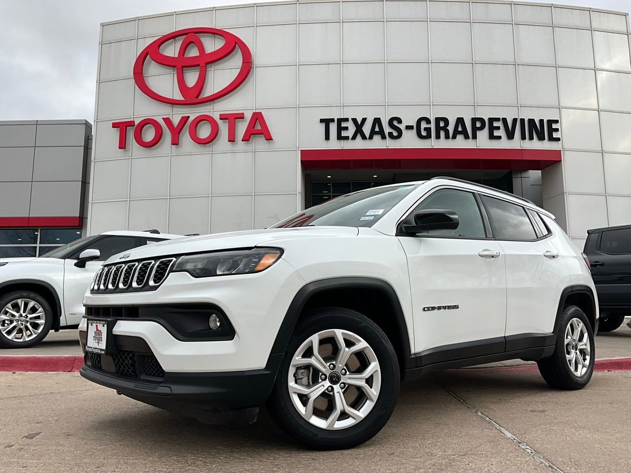 Used 2025 Jeep Compass Latitude image 2