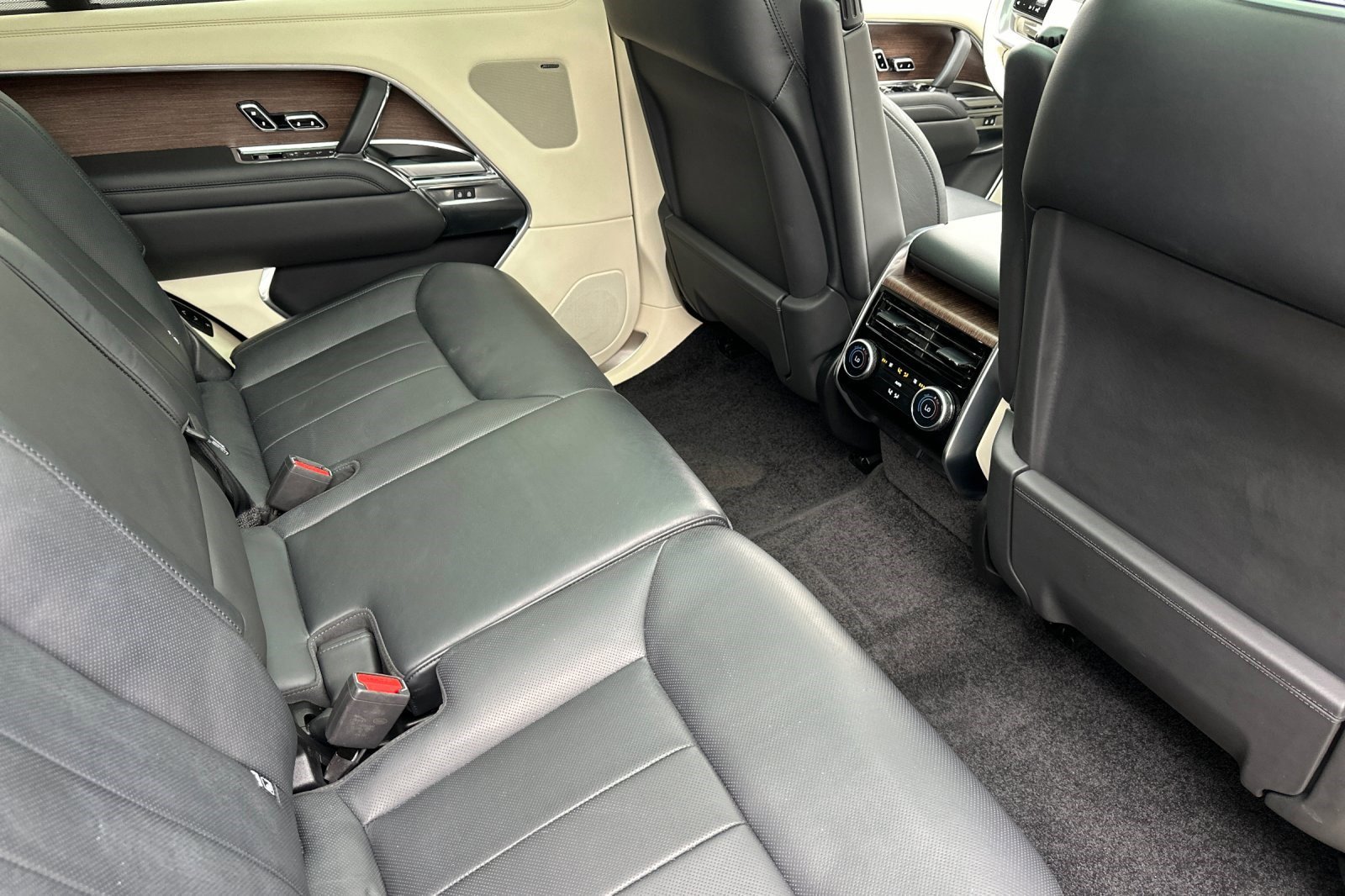 Used 2023 Land Rover Range Rover Long Wheelbase SE image 30