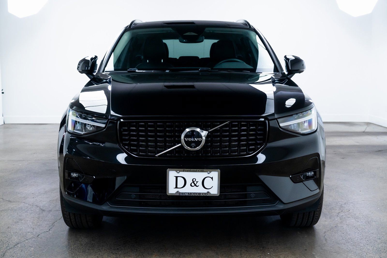 Used 2025 Volvo XC40 B5 Plus image 2