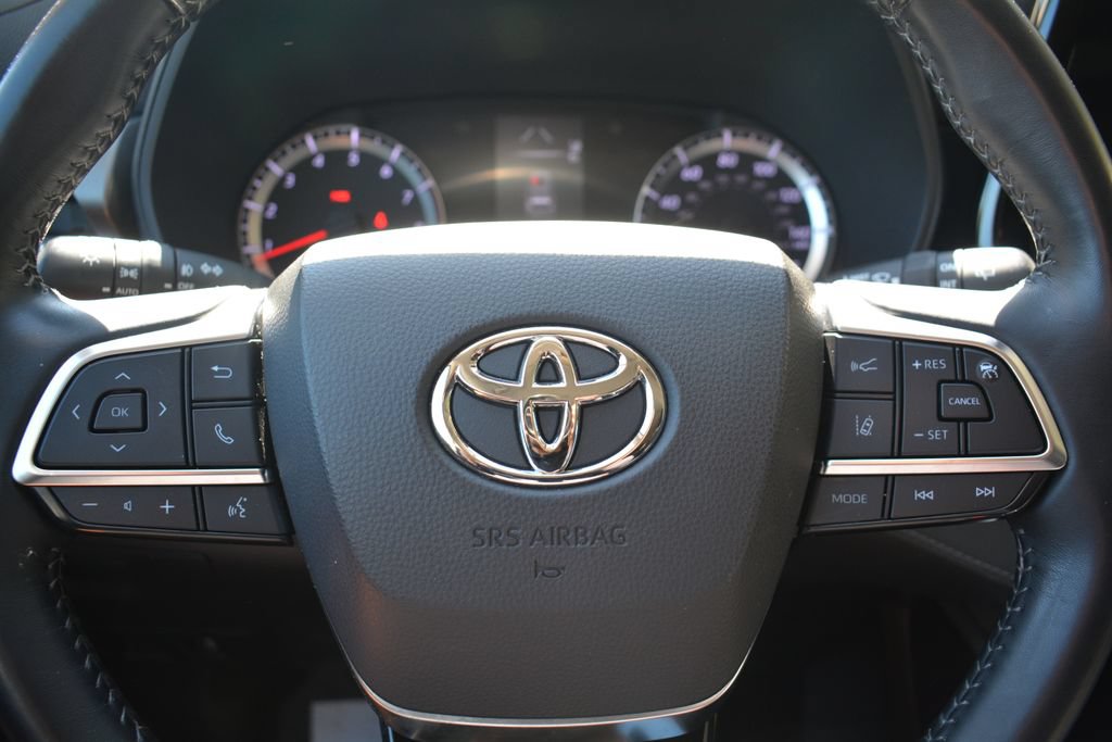 Used 2021 Toyota Highlander LE AWD/4WD image 11
