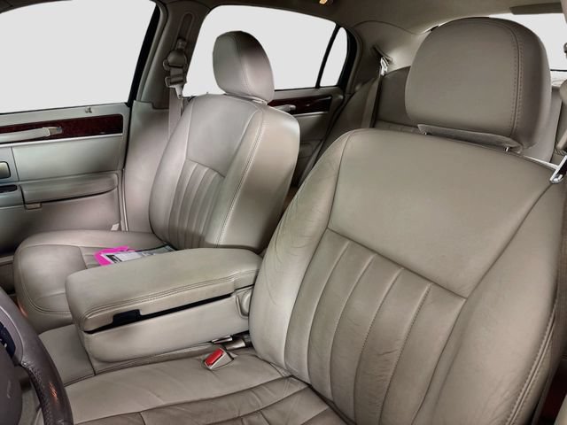 Used 2007 Lincoln Town Car Signature RWD image 18