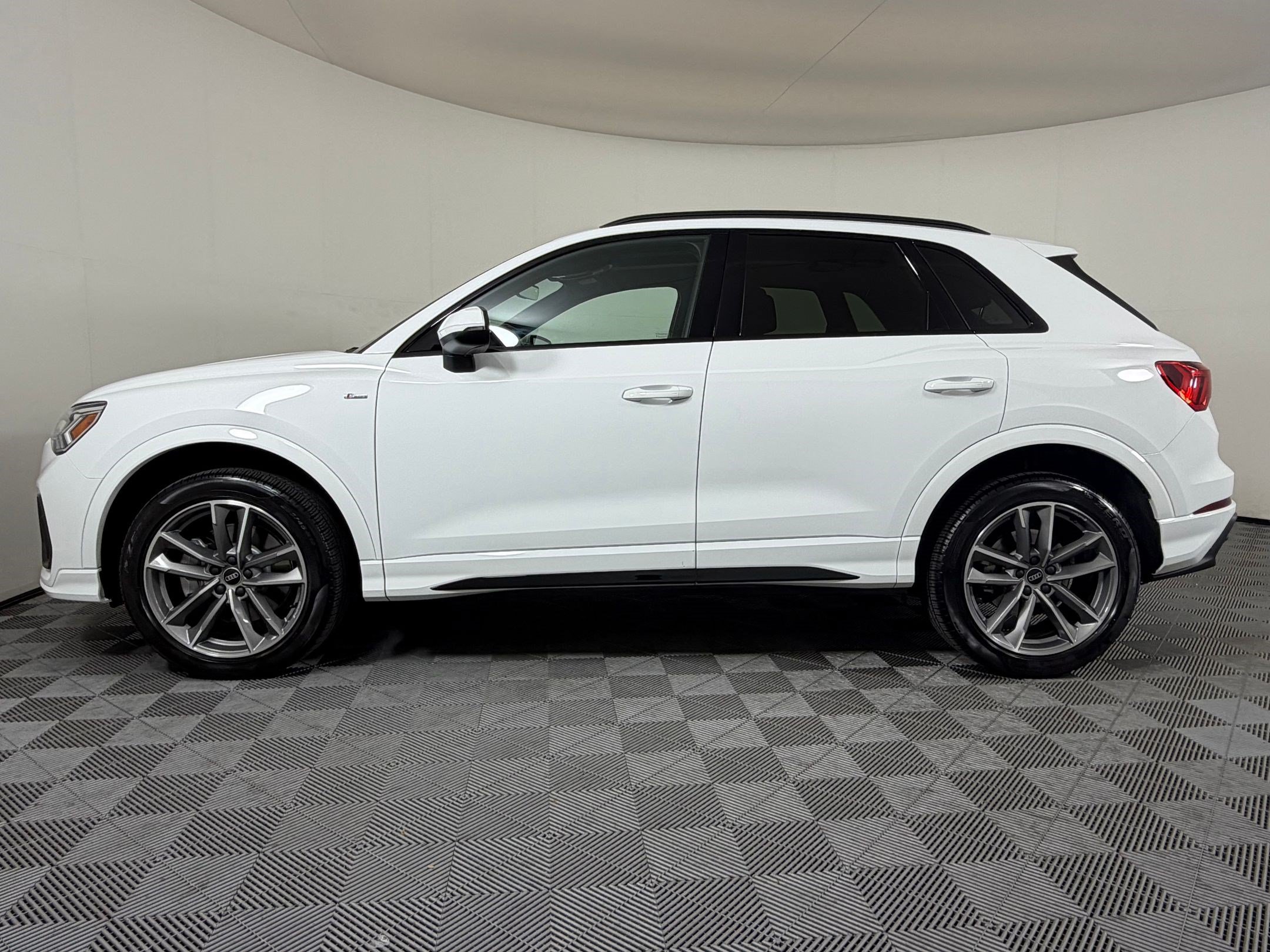 Used 2025 Audi Q3 2.0T Premium w/ Convenience Package AWD/4WD image 2