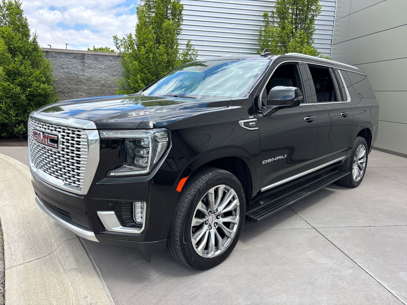 Used 2021 GMC Yukon XL Denali w/ Denali Premium Package AWD/4WD image 1