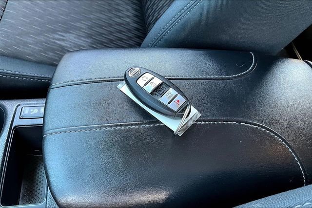 Used 2018 Nissan Rogue SV image 32