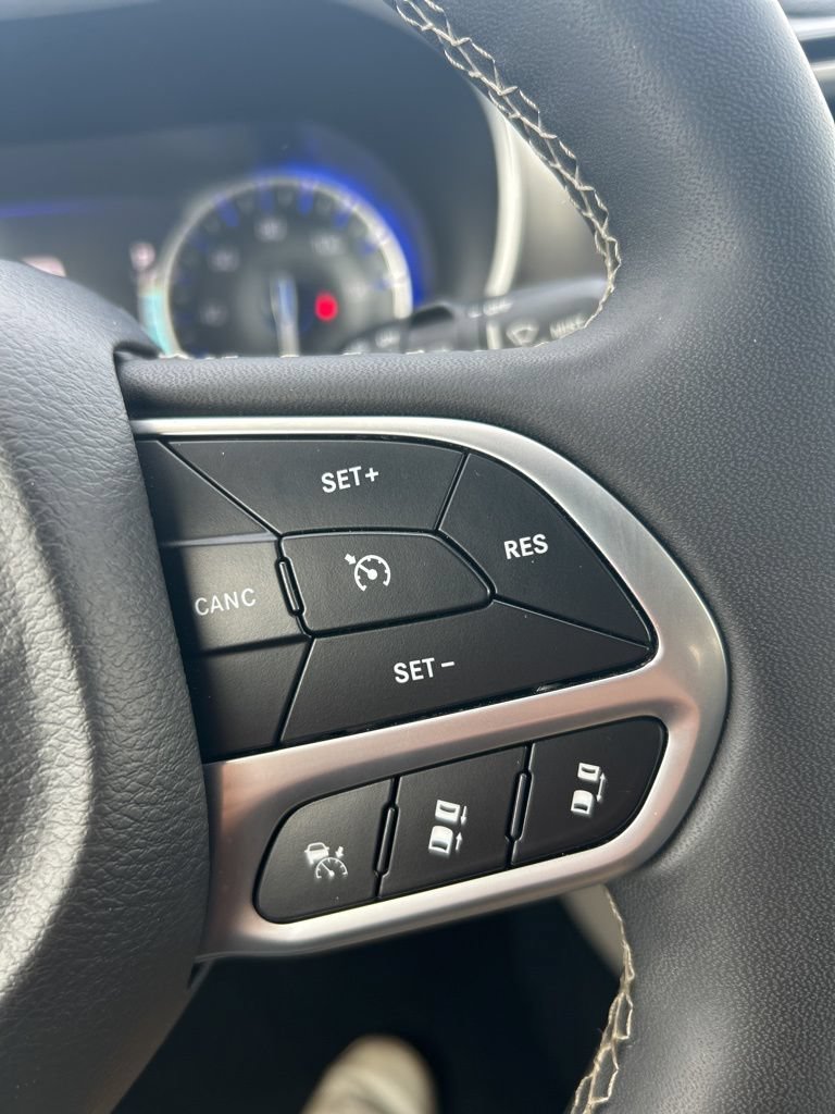 Used 2023 Chrysler Pacifica Touring-L FWD image 33