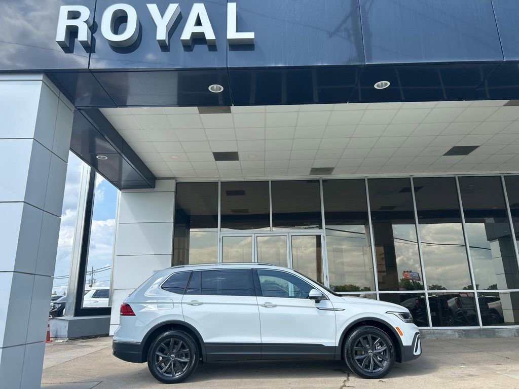 Used 2024 Volkswagen Tiguan SE w/ Panoramic Sunroof Package FWD image 1