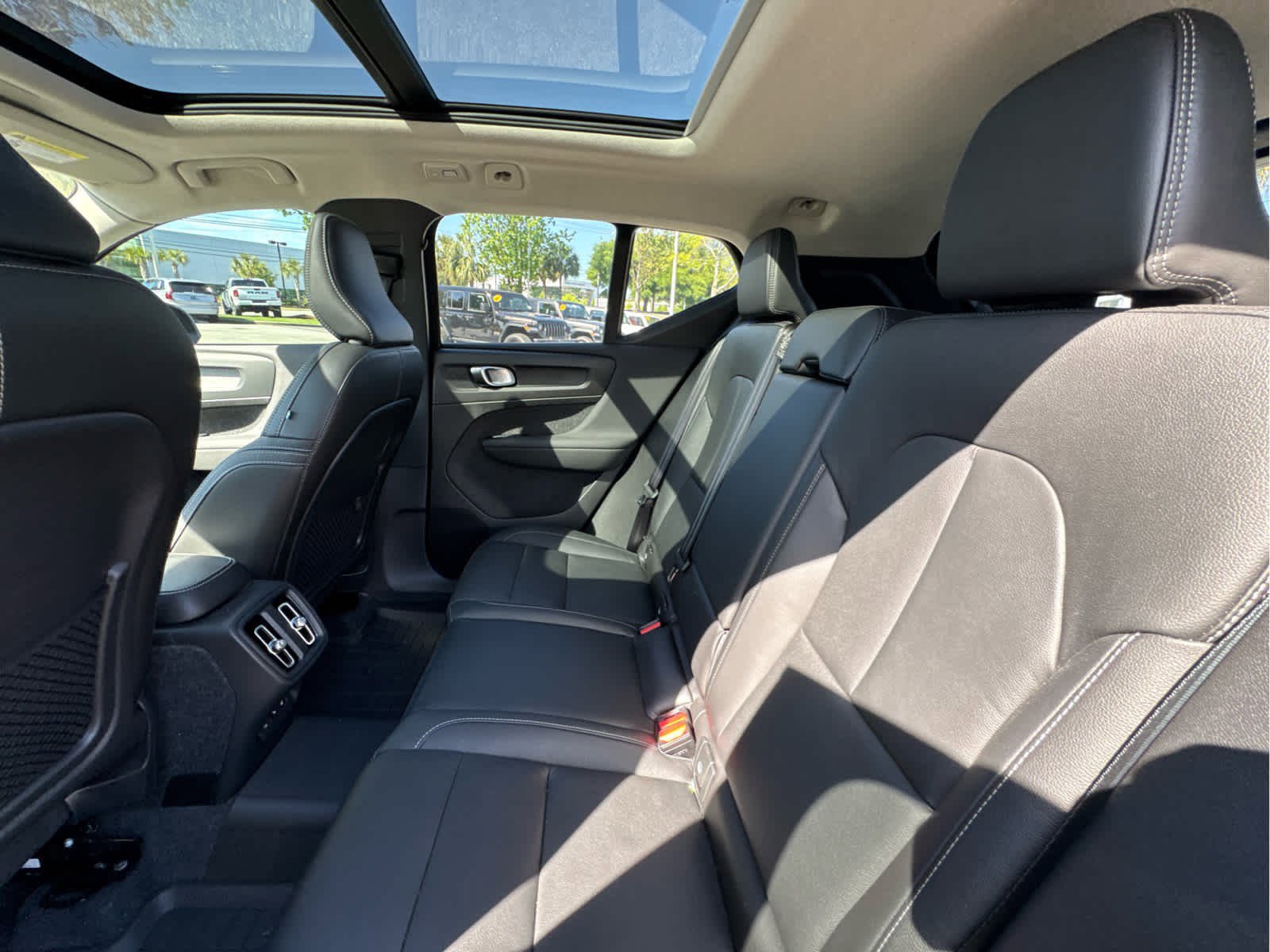 Used 2024 Volvo XC40 B5 Core w/ Climate Package image 37