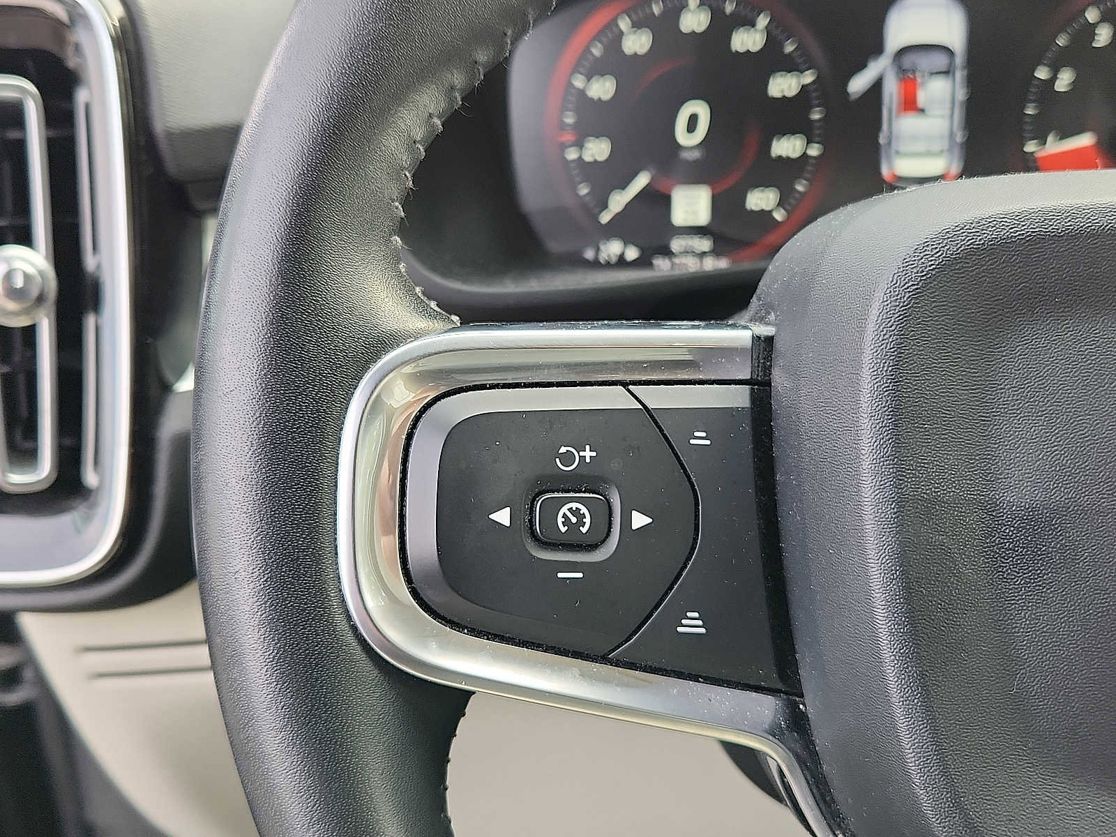 Used 2019 Volvo XC40 T5 Momentum image 20