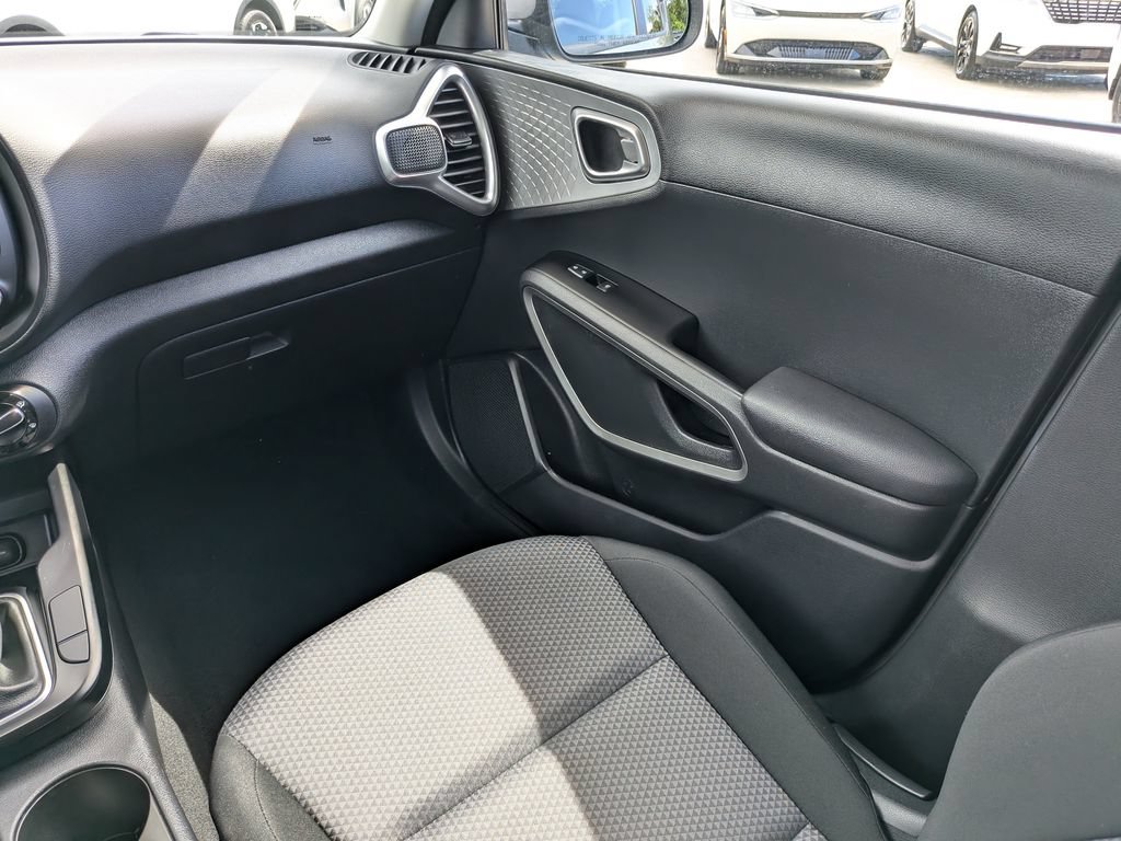 Certified 2025 Kia Soul LX w/ LX Technology Package FWD image 17