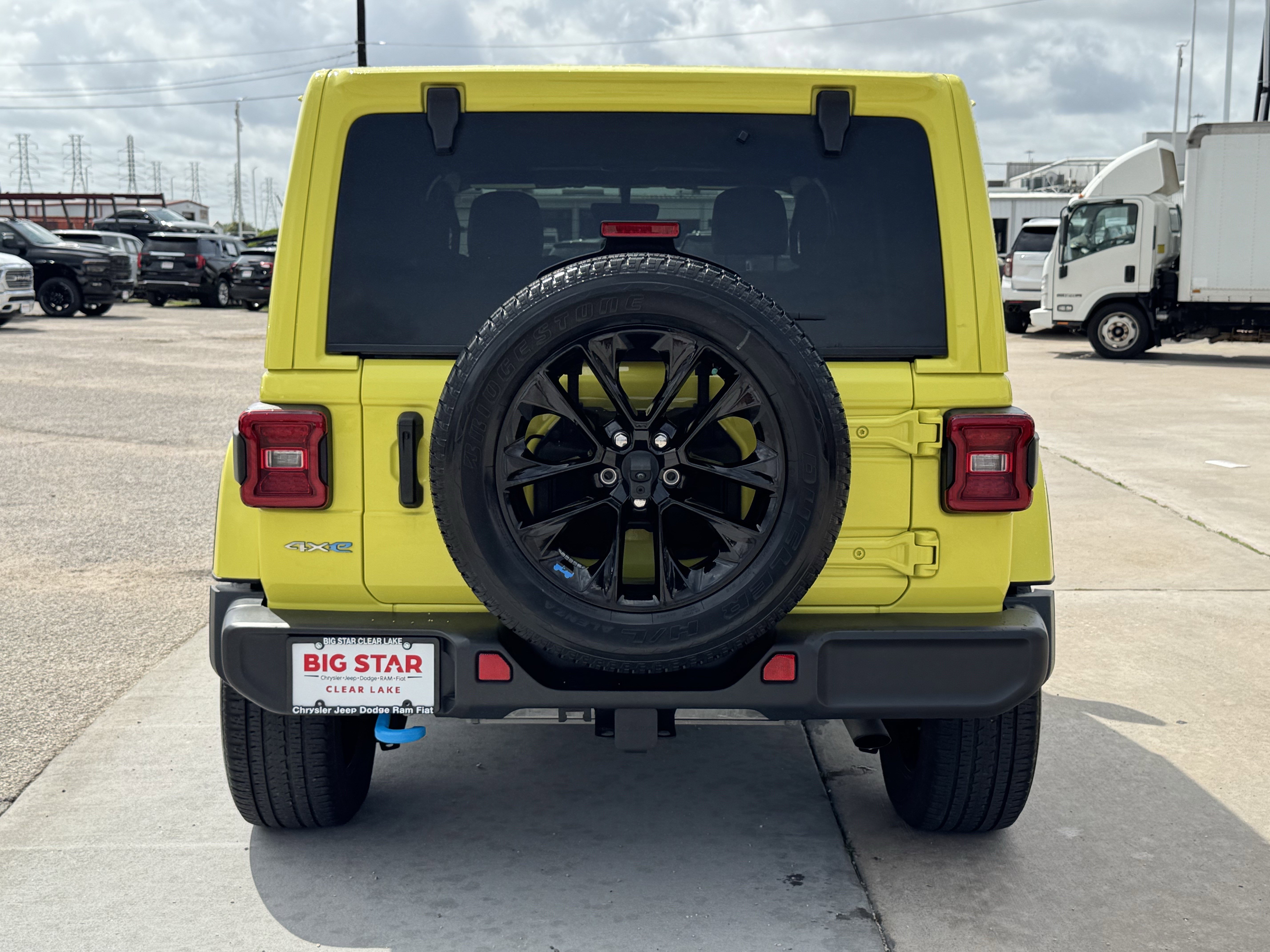 Used 2023 Jeep Wrangler Sahara AWD/4WD image 9