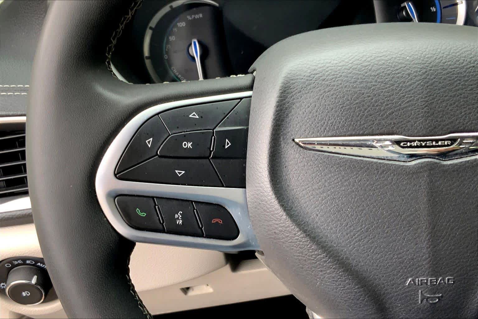 Used 2024 Chrysler Pacifica Limited FWD image 24