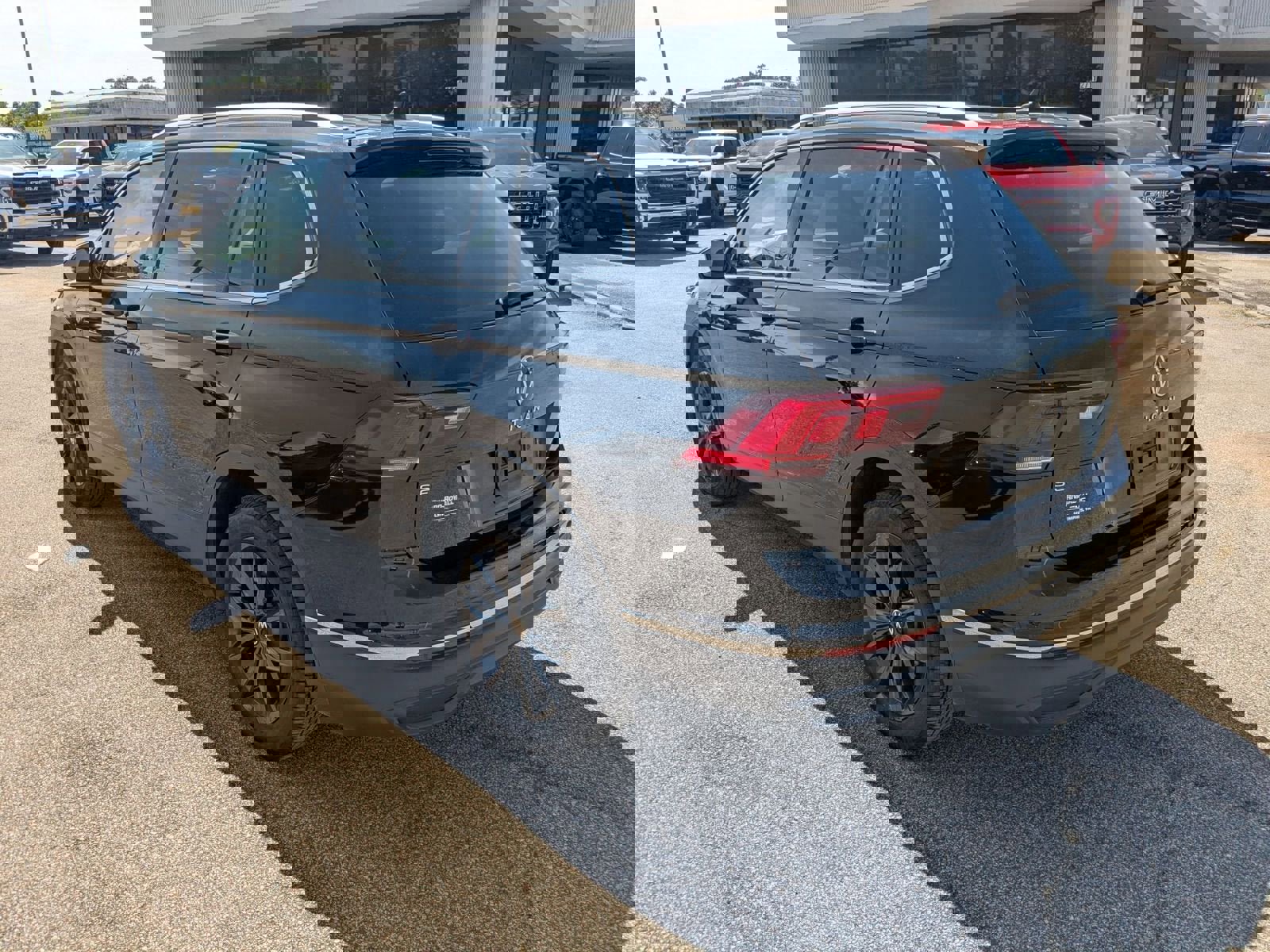 Used 2024 Volkswagen Tiguan SE image 3