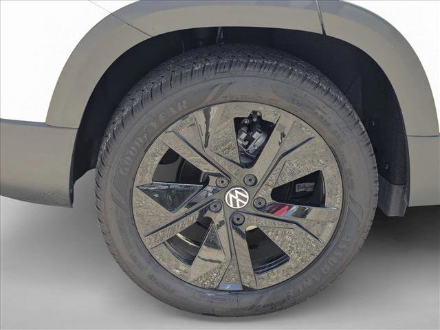 Used 2025 Volkswagen Taos SE w/ Panoramic Sunroof Package FWD image 20
